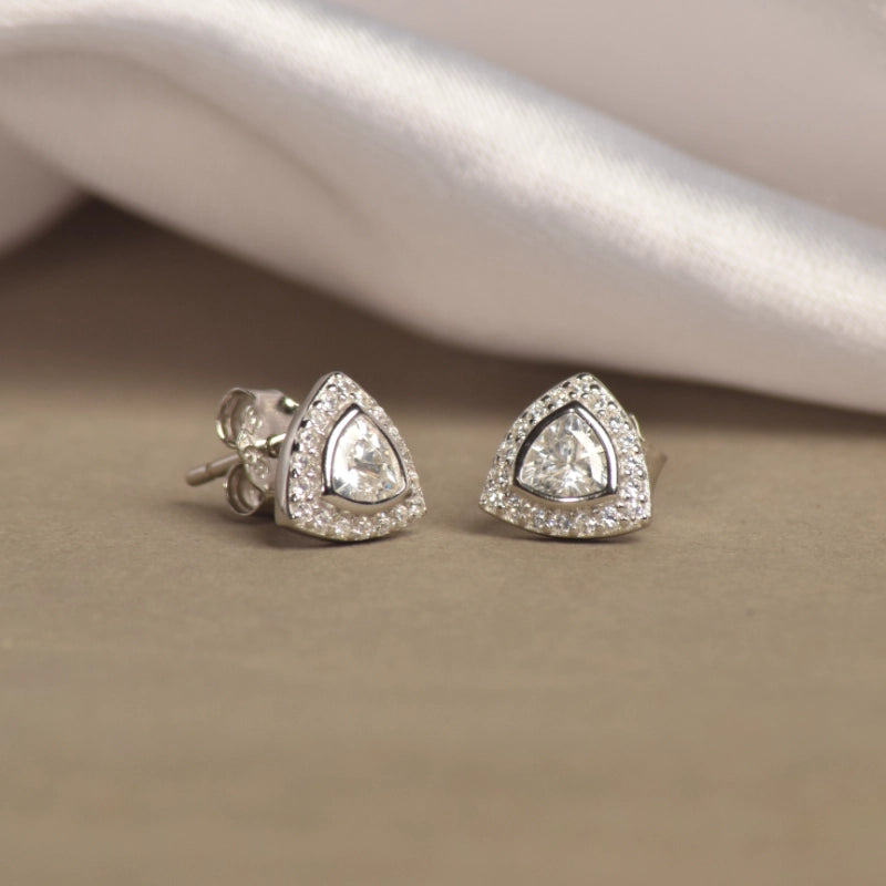 Striking  Solitair Silver Earring