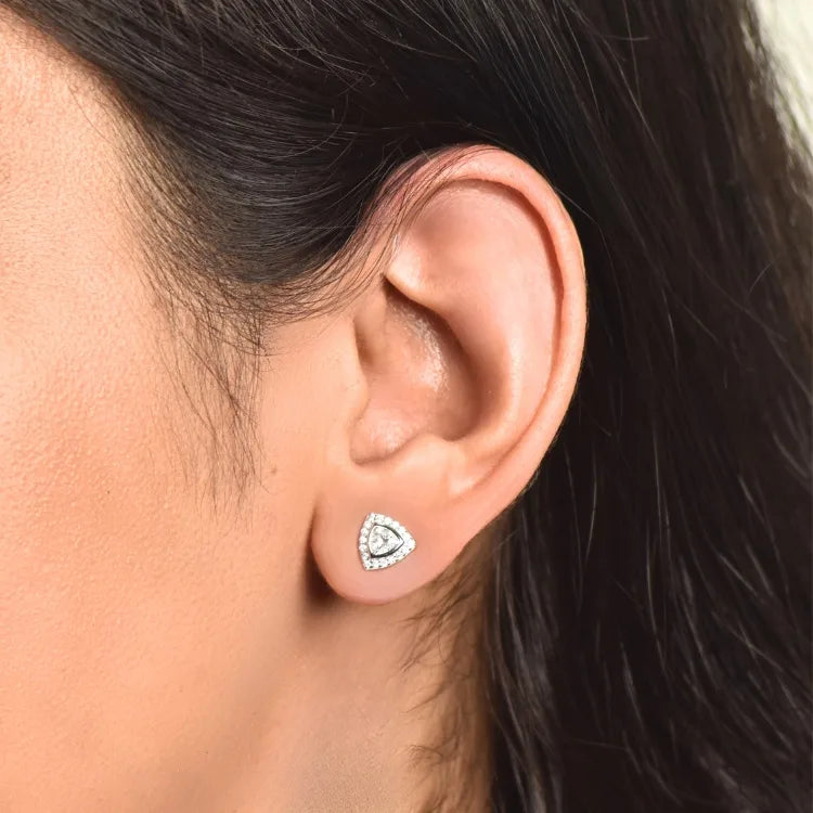 Striking  Solitair Silver Earring