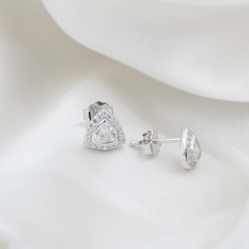 Striking  Solitair Silver Earring